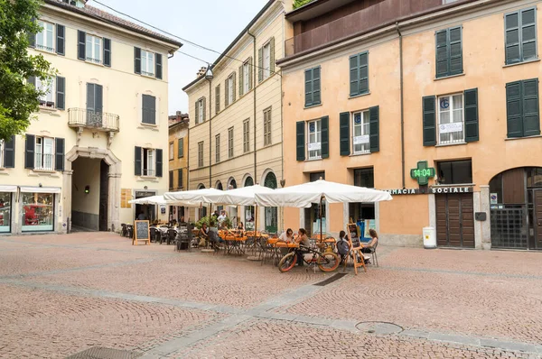 Varese, Lombardy, İtalya - 21 Temmuz 2016: Varese 'nin tarihi merkezinde çok sayıda bar, restoran ve dükkan bulunan yaya bölgesi.