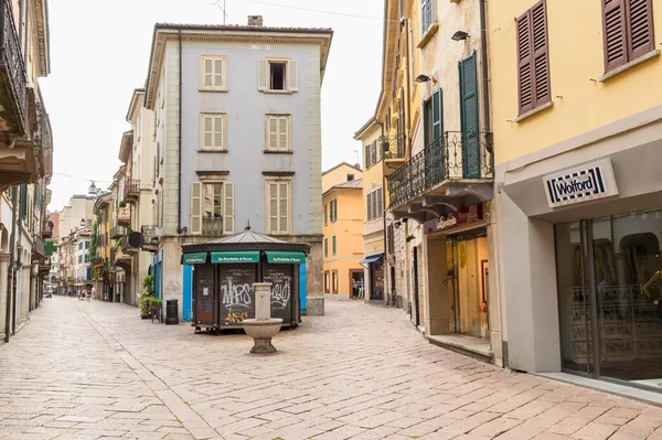 Varese, Lombardy, İtalya - 21 Temmuz 2016: Varese 'nin tarihi merkezinde ana yaya alışveriş caddesi.