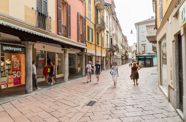 Varese, Lombardy, İtalya - 21 Temmuz 2016: Varese 'nin tarihi merkezinde ana yaya alışveriş caddesi.