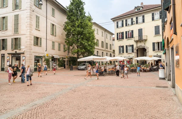 Varese, Lombardy, İtalya - 21 Temmuz 2016: Varese 'nin tarihi merkezinde çok sayıda bar, restoran ve dükkan bulunan yaya bölgesi.