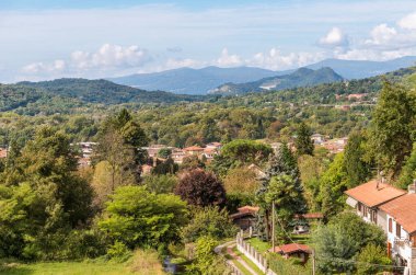 Varese, Lombardy, İtalya 'daki Cuveglio köyünün panoramik manzarası