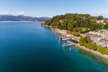 Varese, Lombardy, İtalya 'nın Maggiore Gölü' ndeki sahil ve iskelesinde Ispra Lakeside 'ın hava görüntüsü.