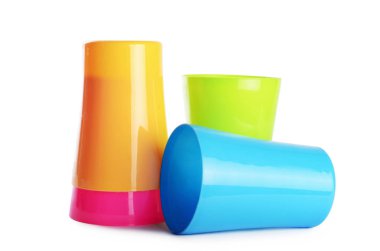 Beyaz arka plan üzerinde izole plastik renkli bardak