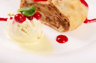 Vanilyalı dondurma ile Apple strudel