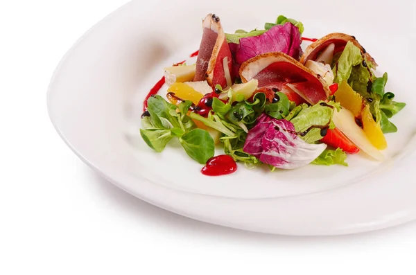 スモーク鴨胸肉のサラダをクローズ アップ — ストック写真