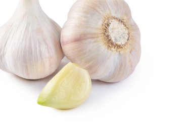 Beyaz bir arka plan üzerinde izole taze sarımsak portre