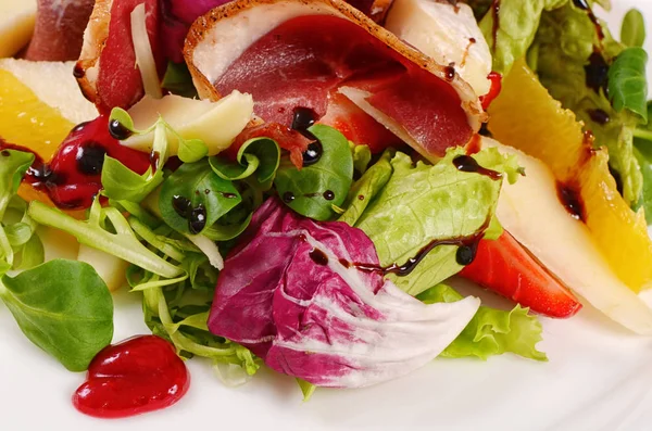 Salat Mit Geräucherter Entenbrust Aus Nächster Nähe — Stockfoto