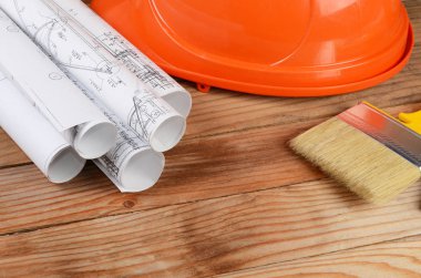 İnşaat kask ve fırça ahşap arka plan üzerinde