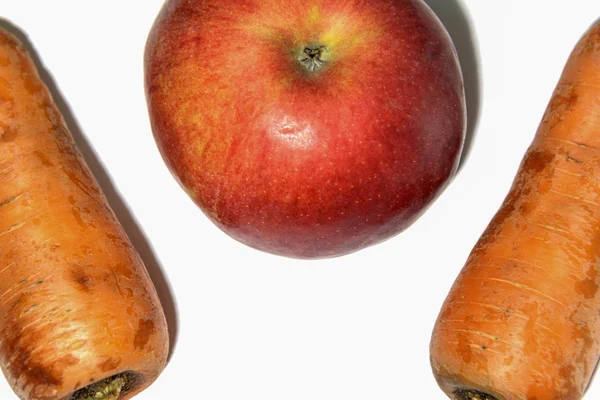 Beyaz arka plan, elma ve havuç diyet gıdalar