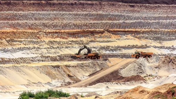Hangi kum ocağı ekskavatör ve damperli kamyon