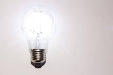 Parlak Dekoratif Led ampul ile kopya alanı metnin altına bir izole beyaz yüzey.