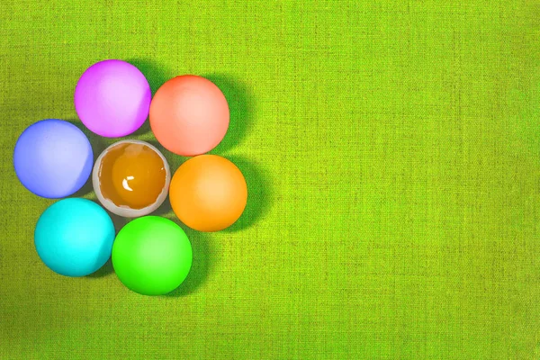 Ostereier auf hellgrünem Hintergrund als Blume mit sieben Farben. Blume semitsvetik. — Stockfoto