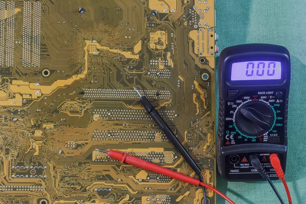 Multímetro instrumento de medición con placa de circuito impreso amarillo-marrón — Foto de Stock