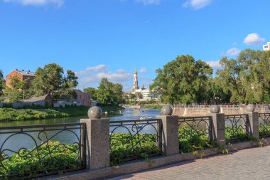 Kharkov. Ukrayna. 17 Haziran. 2012. Lopan ve Kharkov iki nehir kavşağı, sözde Lopanskaya Strelka. Nehirde dinlen, tekneyle.