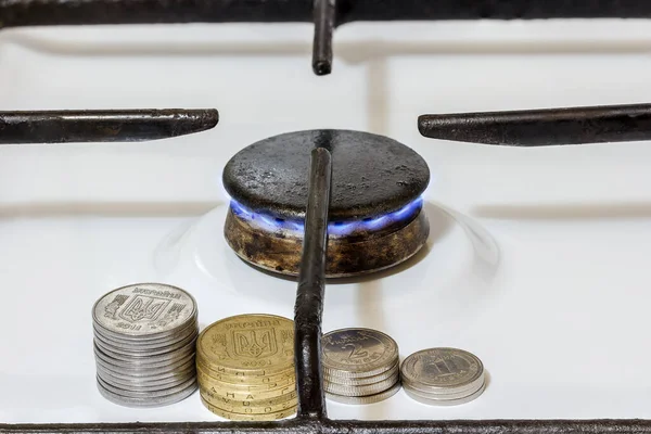 Bozuk paralarla gaz ocağı. Artan fiyatların kavramsal görüntüsü.