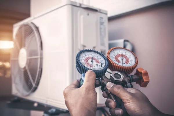 Mecânico Reparo Usando Equipamentos Medição Medidor Pressão Para Enchimento Condicionado — Fotografia de Stock