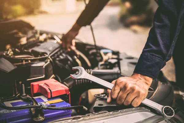 Auto Mekaniker Händer Med Skiftnyckel För Att Reparera Bil Motor — Stockfoto