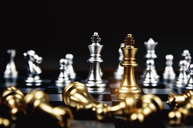 Kral altın satranç çizginin dışına çıktı iş takımı stratejik yönetim ve liderlik kavramı.