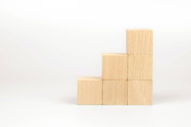 Ticari tasarım konsepti için grafiksiz istiflenmiş küp tahta blok oyuncağı ve çocuklar için oyun oluşturma ve temel çalışması için etkinlik oluşturma.