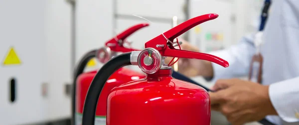 Brandman Kontrollerar Brandsläckare Tank Koncept Brandstationen För Nödsäkerhet Brandskydd Räddning — Stockfoto