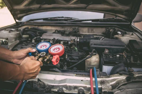 Automatické Mechanik Pomocí Měřicí Zařízení Nástroj Pro Plnění Staré Auto — Stock fotografie