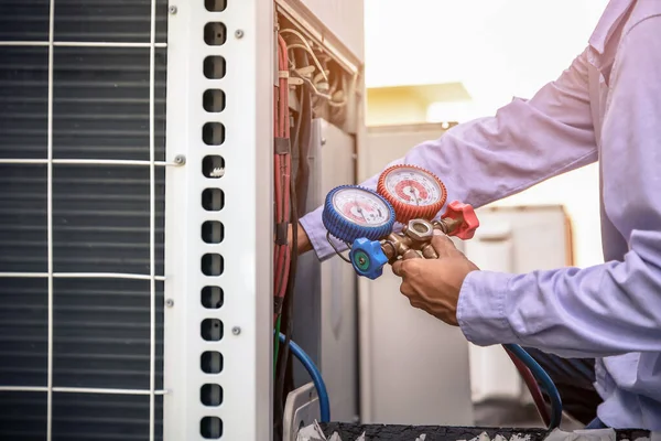 Air Repair Mechanic Using Measuring Equipment Filling Industrial Factory Air — Stock Photo, Image