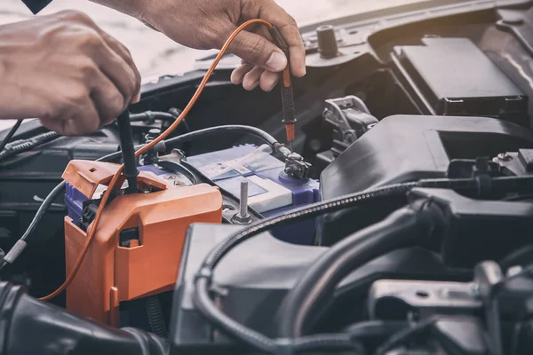 Auto Mechanic Using Measuring Equipment Tool Fix Checking Car Battery — Stock Photo, Image