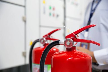 Mühendis yangın söndürücüleri kontrol ediyor. Yangın söndürme odasında güvenlik ve önlem için..