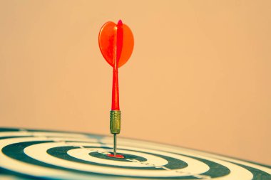 Bullseye 'ın merkezindeki kırmızı renk okunu kapat ya da iş hedefleme ve başarı için tam isabet..