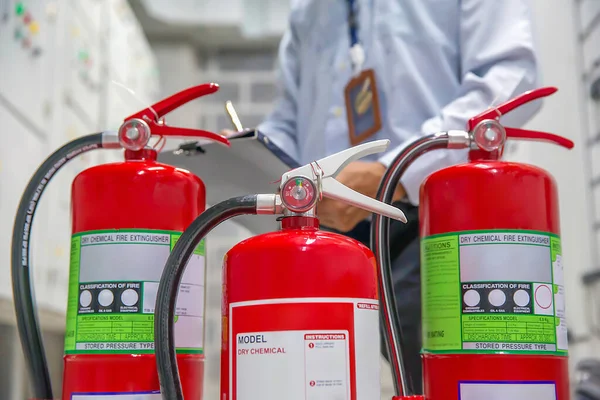 Engenheiro Está Verificando Extintores Incêndio Sala Controle Incêndio Para Segurança — Fotografia de Stock