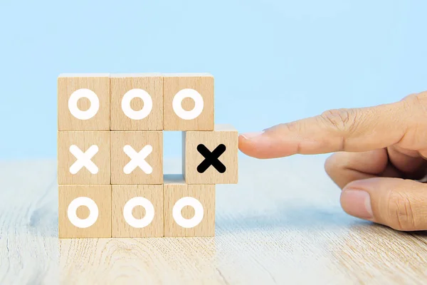 手工采摘的立方体形木制玩具块的特写图像 有X个符号 用于企业管理和成功概念的策略 — 图库照片