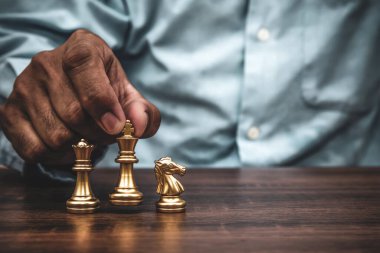 Satranç tahtasında satranç tahtası üzerinde kral satrancı seçen yakın plan stratejik plan ve profesyonel takım çalışması ve yönetim kavramı.