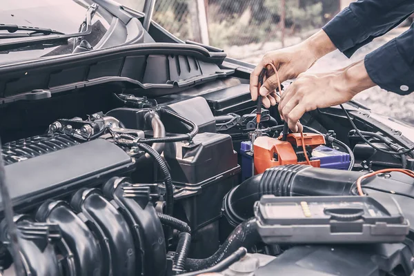 Automechanik Používající Měřicí Zařízení Pro Opravu Baterií Pojmy Staré Auto — Stock fotografie