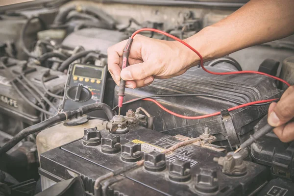 Automechaniker Mit Messgeräten Zur Festen Überprüfung Der Autobatterie Konzepte Von — Stockfoto