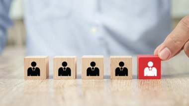 Kapalı el ile insan ikonları seçmek küp tahta oyuncak blokları insan kaynakları kavramları iş kuruluşları ve liderlik için..