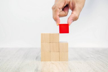 İş tasarımı konsepti için grafiksiz istiflenmiş küp tahta blok oyuncağı ve çocuklar için oyun ve temel çalışma etkinliği seçiliyor.