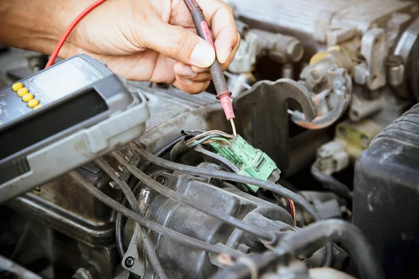 Auto Mechanik Kontrola Elektrický Systém Automobilovém Motoru Koncepce Údržby Opravy — Stock fotografie