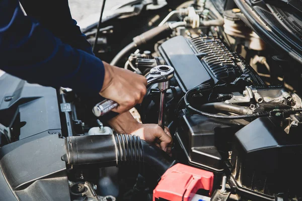 Auto Mekaniker Händer Med Skiftnyckel För Att Reparera Bil Motor — Stockfoto