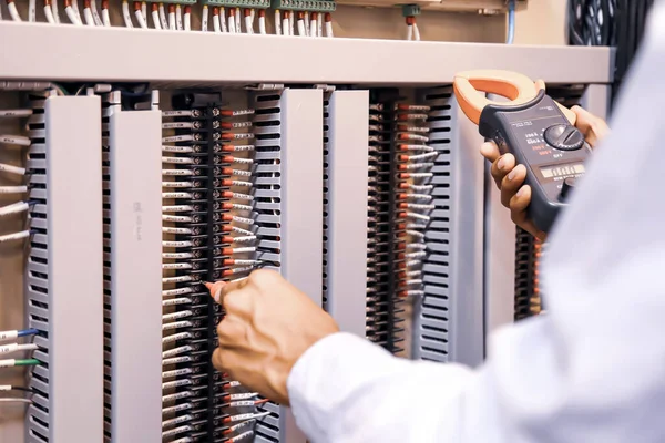 Electrical Engineer Using Digital Multi Meter Measuring Equipment Checking Electric — Stock Photo, Image