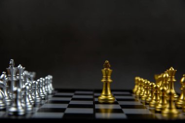 Çizginin önünde bir satranç kralı. Liderlik kavramı ve iş stratejisi..
