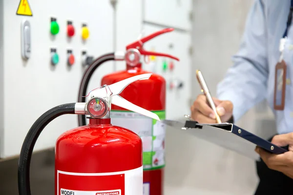 Gli Ingegneri Stanno Controllando Gli Estintori Nella Sala Antincendio Sicurezza — Foto Stock