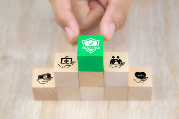 Close Mão Escolher Verde Blocos Brinquedo Madeira Com Ícone Proteção — Fotografia de Stock