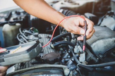 Araba motoru konseptlerinde otomatik mekanik kontrol sistemi bakım ve araba sigortası.
