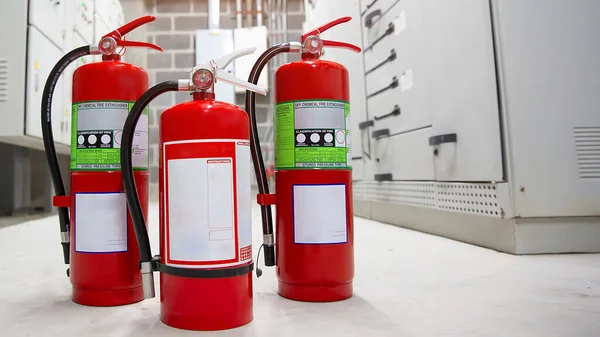 Närbild Den Röda Brandsläckartanken Vid Utgångsdörren Byggnadskoncepten För Räddningstjänst Och — Stockfoto