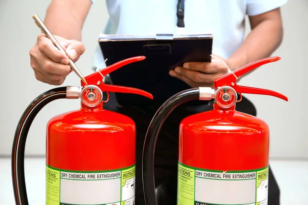 Bombeiros Estão Verificando Tanque Extintores Nos Conceitos Construção Prevenção Incêndio — Fotografia de Stock