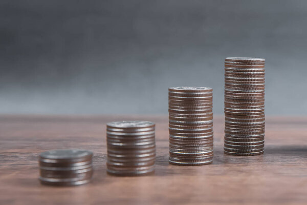 Куча монет сложены в виде графика для экономии денег идеи и страхования финансового планирования.