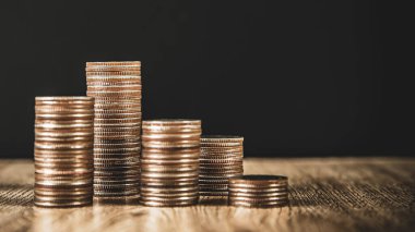 Para biriktirme fikirleri ve finansal planlama sigortası için para yığını grafikler şeklinde dizilmiştir..