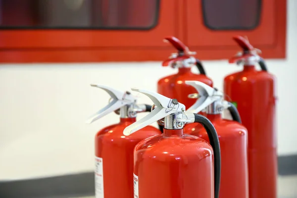 Close Tanque Extintores Incêndio Vermelho Porta Saída Emergência Nos Conceitos — Fotografia de Stock