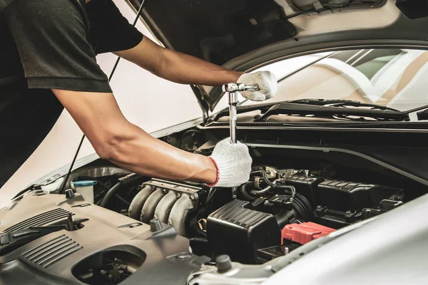 Close Mão Mecânico Automóveis Usando Chave Para Reparar Motor Carro — Fotografia de Stock