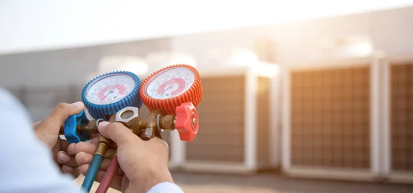 Tecnico Che Utilizza Misuratore Del Collettore Sta Misurando Attrezzature Riempimento — Foto Stock